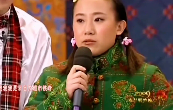 龙坤投资 赵本山爱徒丫蛋：上春晚一夜爆红，和同门师兄离婚，转身又嫁师弟，生3个孩子，如今过得怎样？